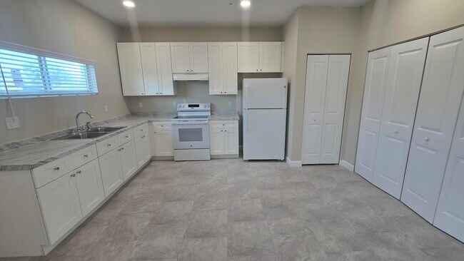 Building Photo - 4951 Serafica Dr