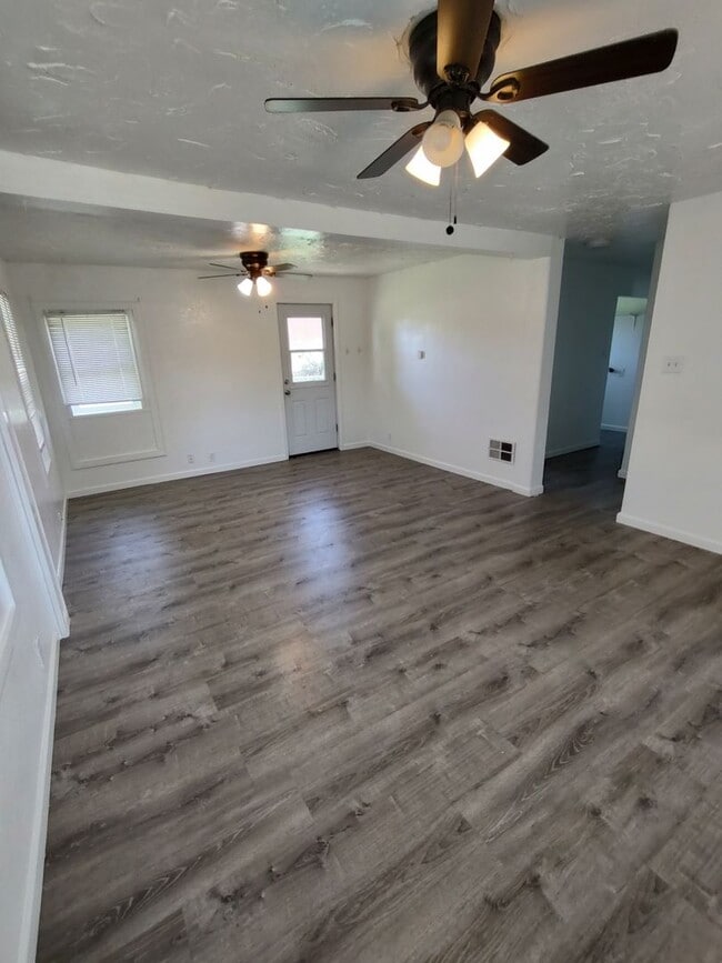 Building Photo - 3 Bedroom 1 Bath House