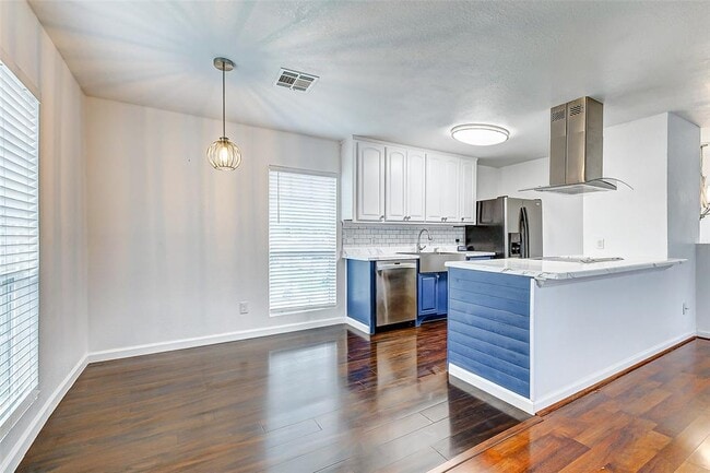 Building Photo - 471 El Toro Ln
