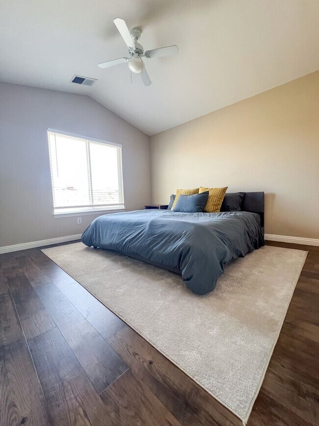 Building Photo - Fully Furnished Stunner Close to UNR!!