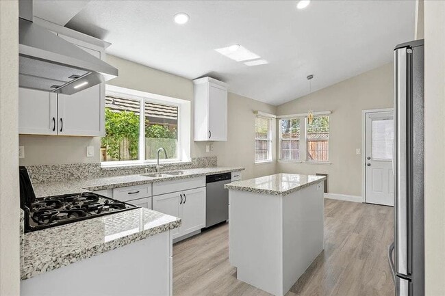 Building Photo - Updated Contemporary 3 Bed / 2 Bath Home w...