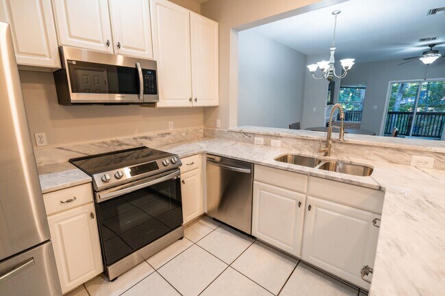 Building Photo - Beautiful 3 Bedroom 2 1/2 Bath Condo
