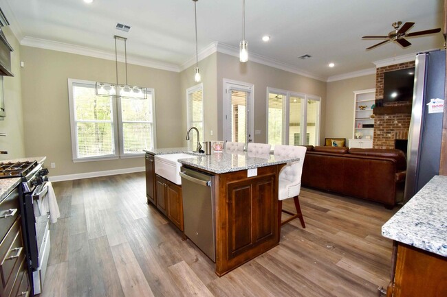 Building Photo - Beautiful 5 Bed 4 Bath Home in Ruston!