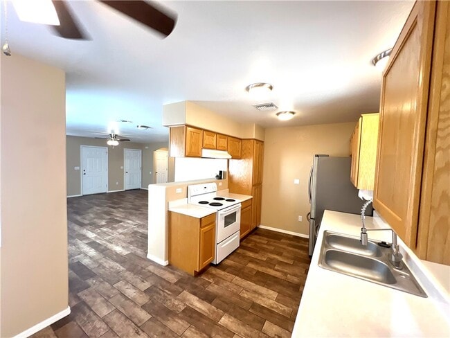 Building Photo - 848 Roadrunner Dr
