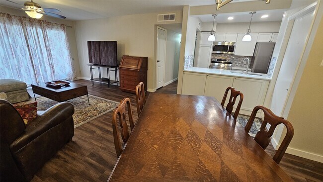 Building Photo - 3025 Walnut Bend Ln
