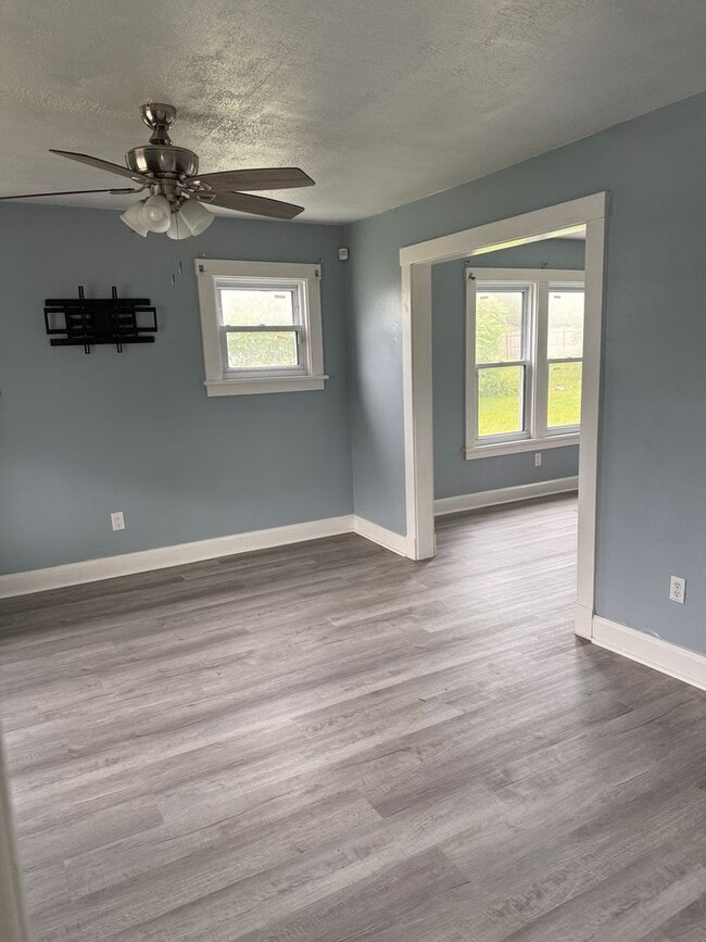 Building Photo - 1139 Wallis- 3 bed/1 bath home for rent