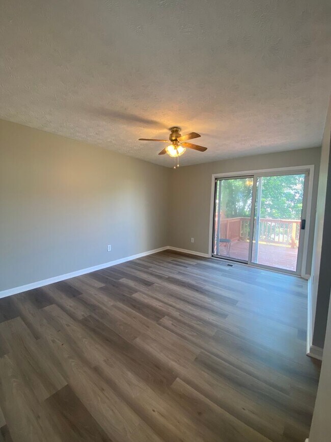 Building Photo - Spacious 5 Bedroom, 2 Bath Townhome – Edge...