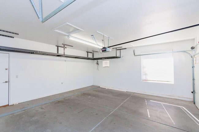 Building Photo - 862 E Gemini Pl