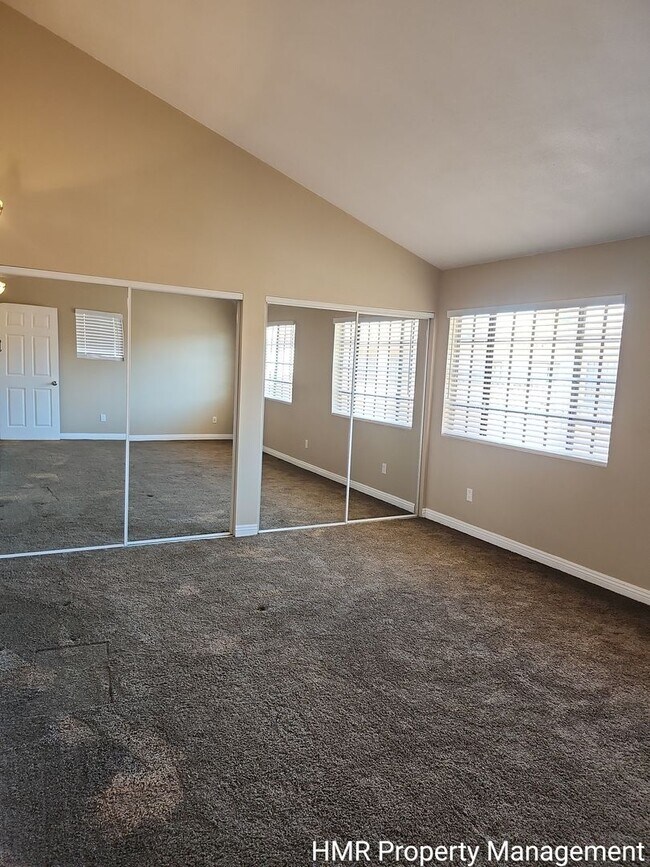 Building Photo - Spacious Town House