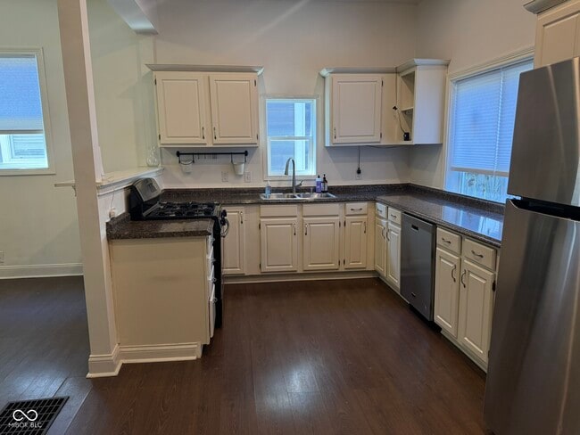 Building Photo - 1156 Hoyt Ave