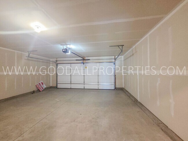 Building Photo - 3595 Pershing Ln