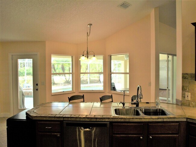 Building Photo - 4566 Serna Ave