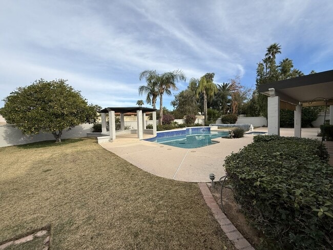 Building Photo - Scottsdale Country Club Living!