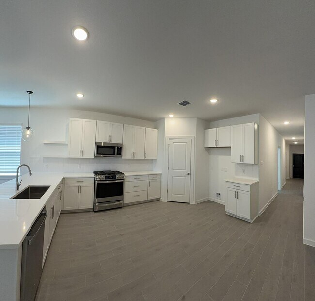 Building Photo - 8338 Bay Oaks Dr