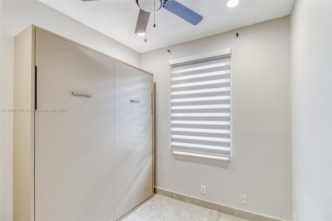 Building Photo - 3810 SW 51st St