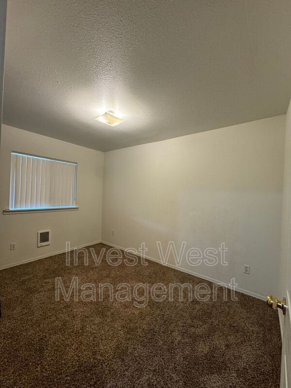 Building Photo - 1950 33 Avenue