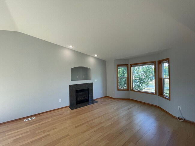 Building Photo - Spacious 5BR / 3BA Beacon Hill Home – 2,21...