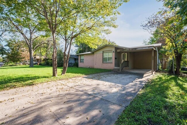 Building Photo - 1403 Broadmoor Dr