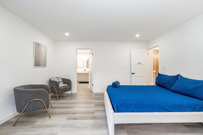 Building Photo - 809 SW 14th Ct