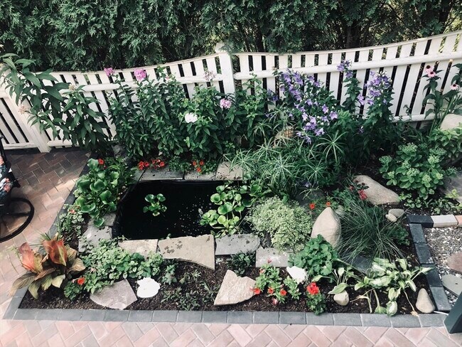 Building Photo - 8 Rock Cliff Rd