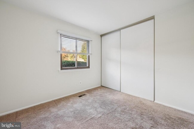 Building Photo - 1001 Woodhollow Dr