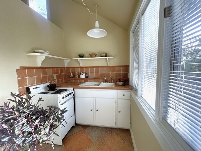 Building Photo - Charming Cottage for Rent Near UT