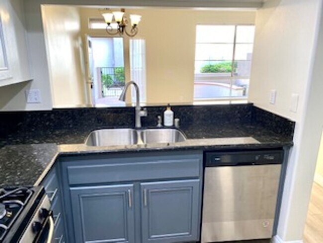 Building Photo - Remodeled 3 bedroom townhome in Aliso Viejo