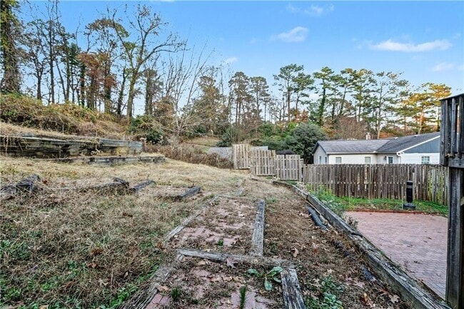 Building Photo - 2008 Shalimar Dr NE