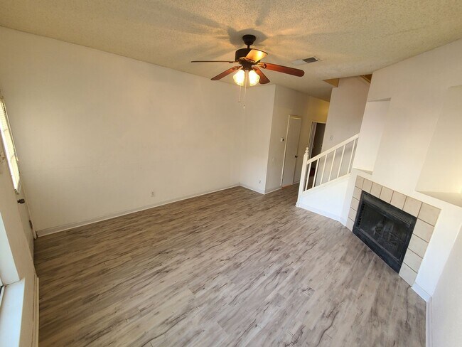 Building Photo - Great Townhome - North Central Location