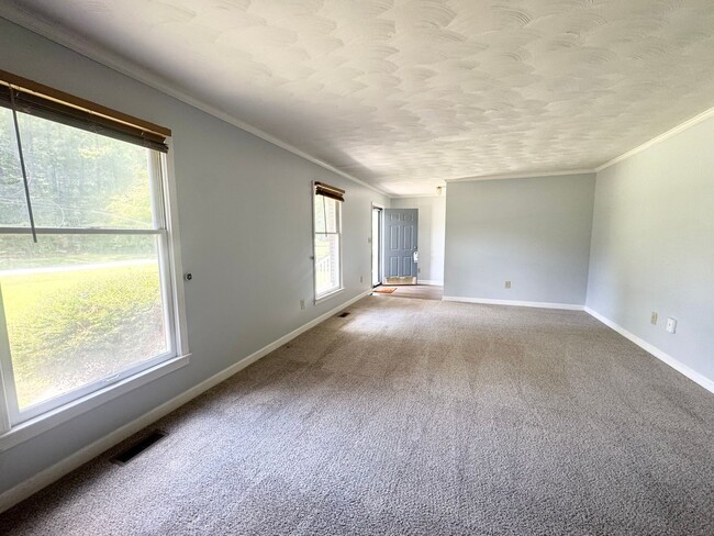 Building Photo - 102 Hunters Trail W