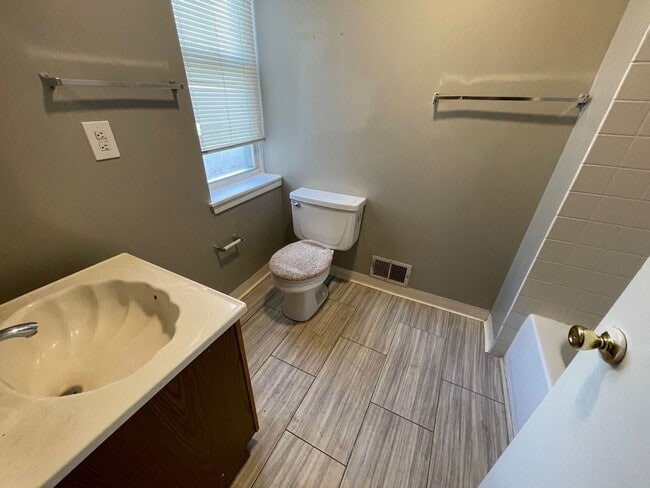 Building Photo - Freshly Renovated 2 Bedroom 1 Bath a block...