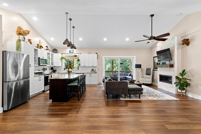 Building Photo - Spacious and Inviting - Beautifully-Mainta...