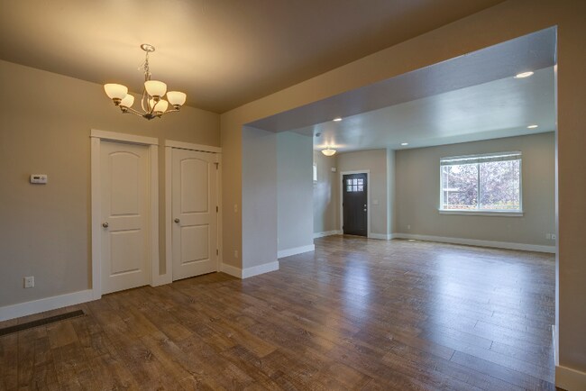 Building Photo - 979 Twin Lakes Ave