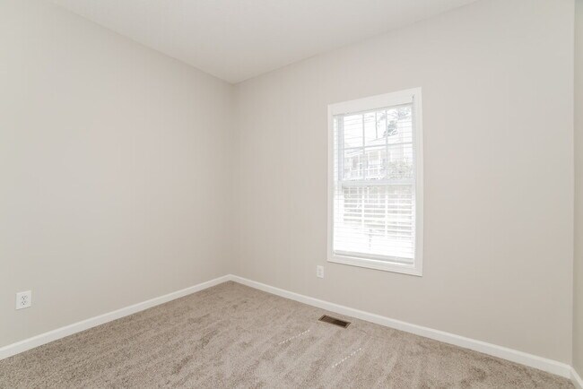 Building Photo - 5725 Newnan Cir