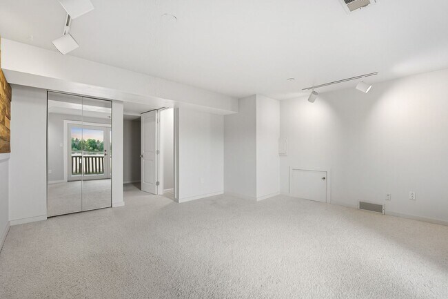 Building Photo - Lakeside living in 3-bedroom, multi-story ...