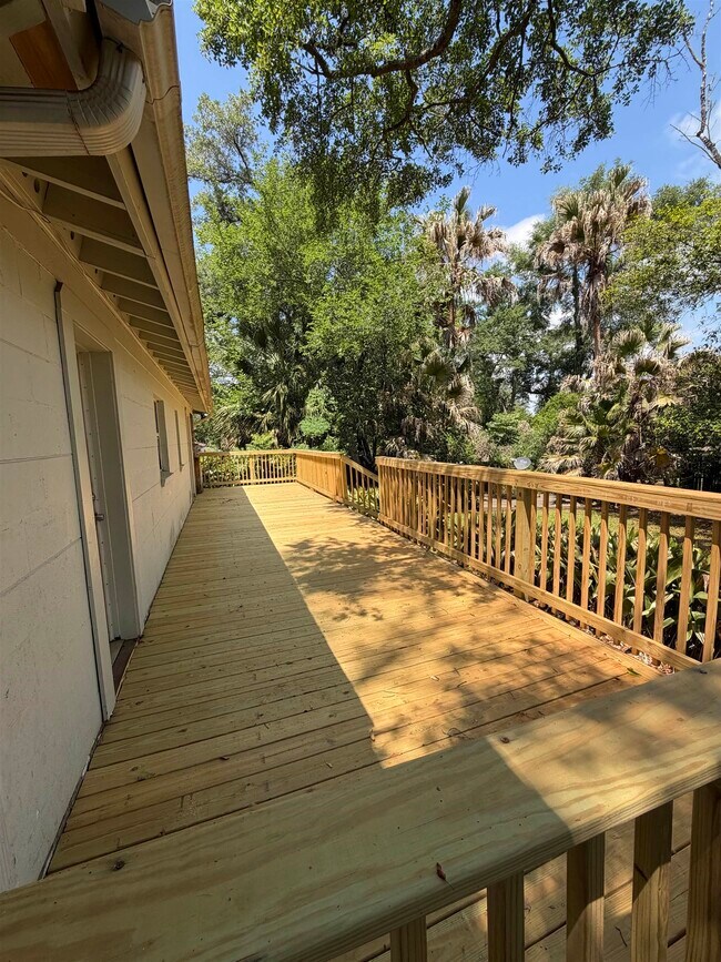 Building Photo - 2404 Surrey St