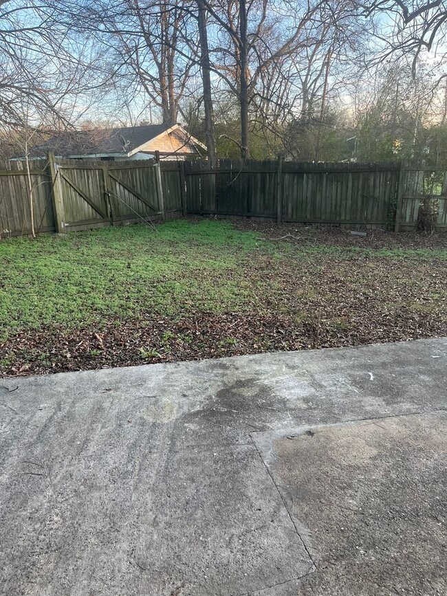 Building Photo - Large 4 bedroom 2 bathroom with huge privacy fenced back yard