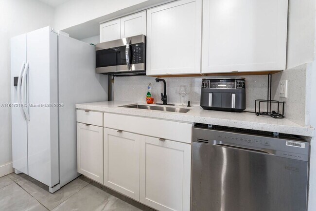 Building Photo - 711 85th St