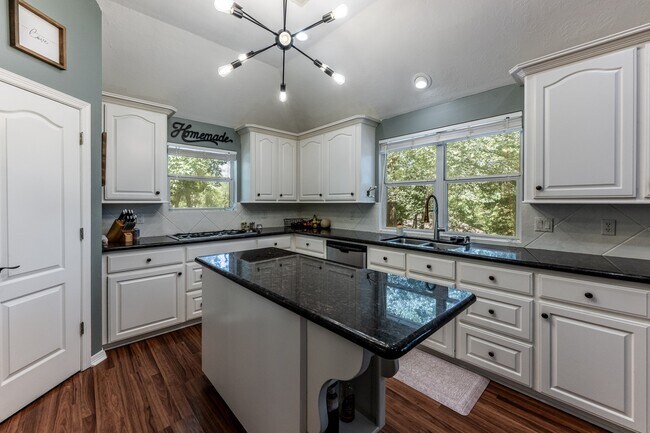 Building Photo - 1801 Camellia Ct