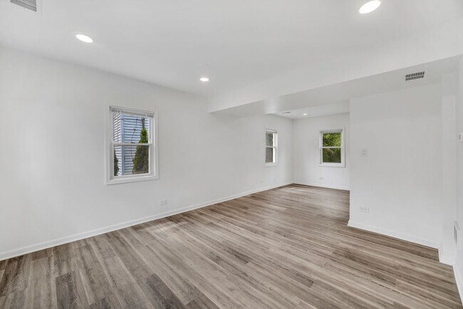 Building Photo - 37544 Columbus Ave