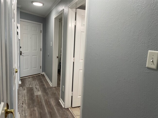 Building Photo - 6102 Seawall Blvd