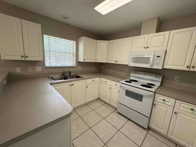 Building Photo - Nice 4/3 in Weatherly!
