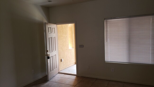 Building Photo - Spacious floorplan
