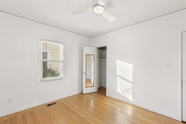 Building Photo - Downtown Davis Cottage-Available for Spring Move In