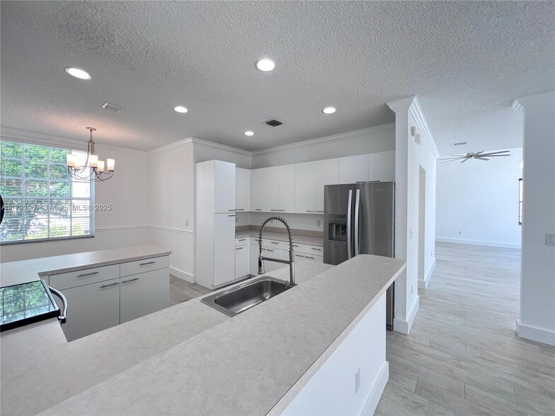 Building Photo - 725 NW 156th Ave