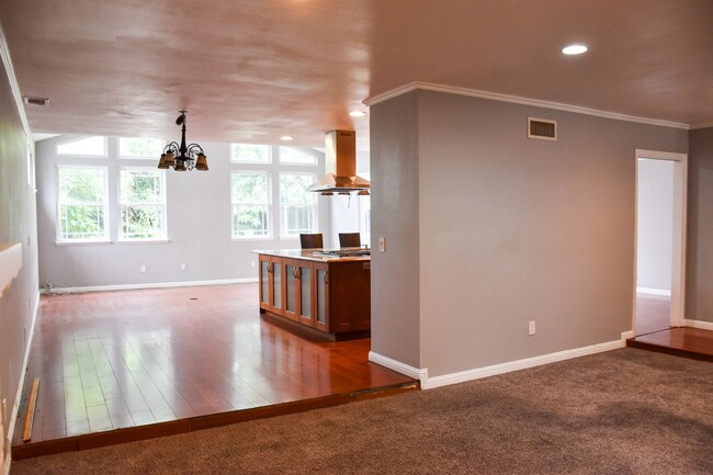 Building Photo - Large Home in North Orange