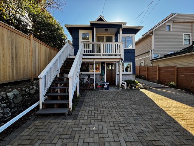 Building Photo - Charming duplex-style house in the heart of Green Lake and Tangletown