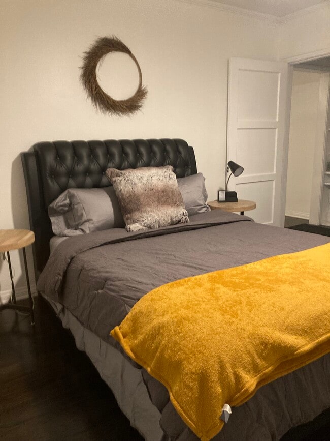 Queen size bed - 3622 W Adams Blvd