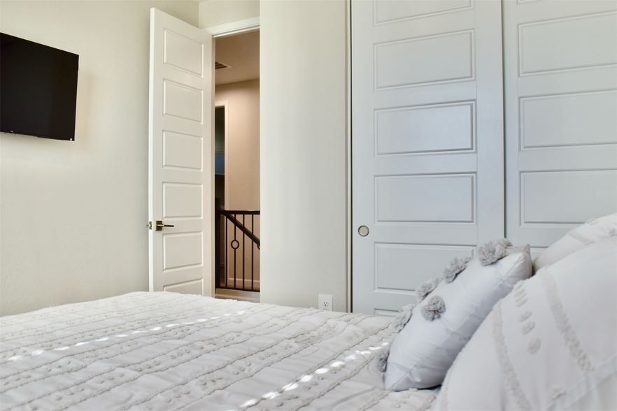 Building Photo - 5128 E Coolbrook Ave