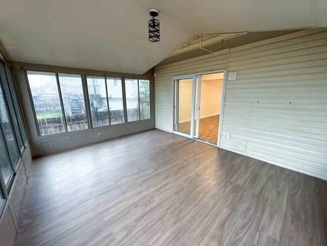 Building Photo - Spacious 3-Bed and 1.5 Home w/ Sunroom - B...